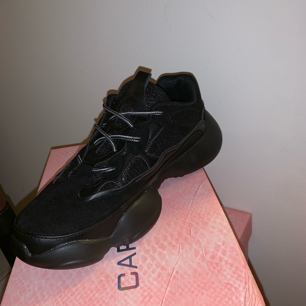 sneaker - Picture 2 of 3